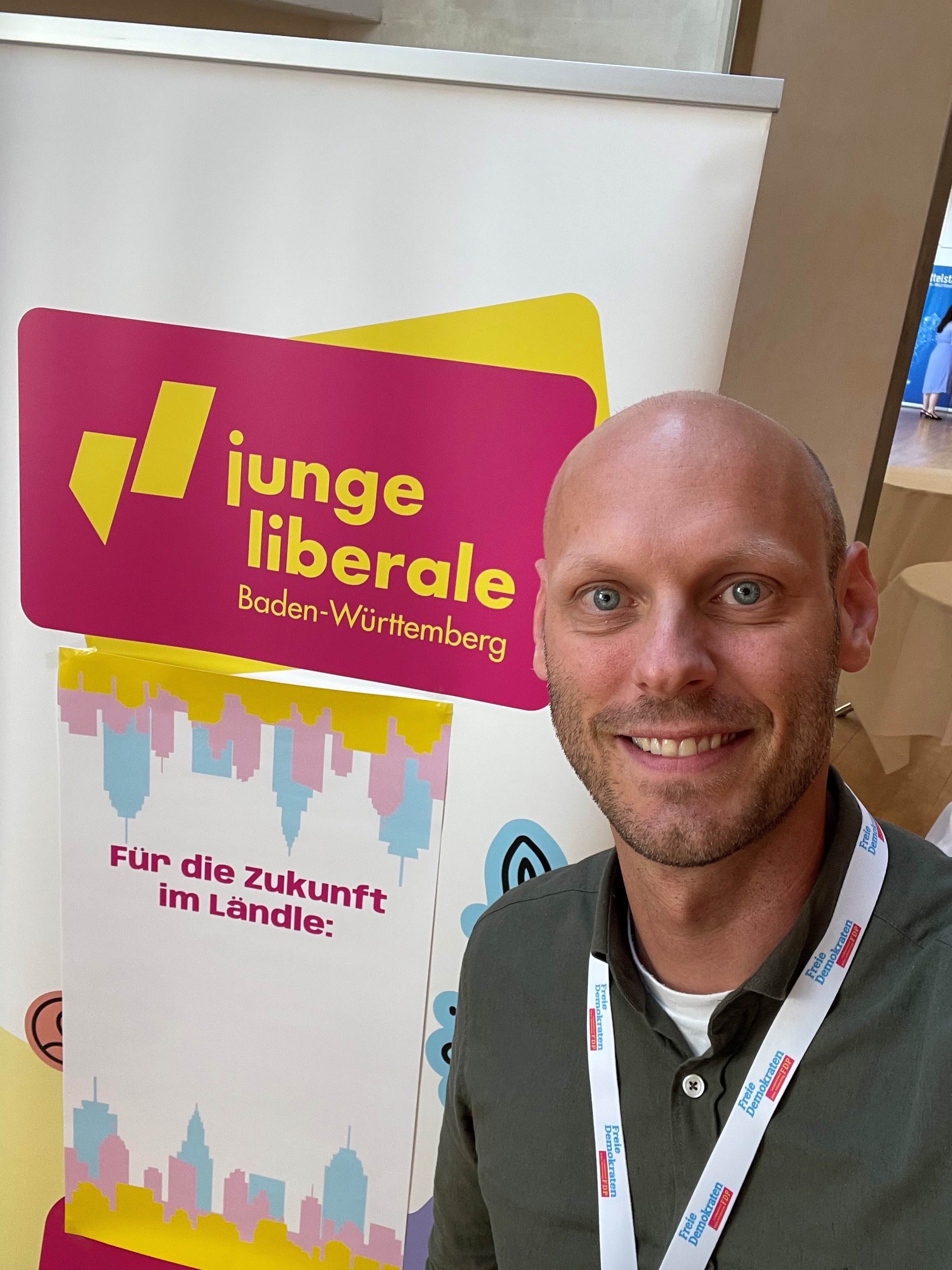 Daniel Derscheid vor einem Banner der Jungen Liberalen