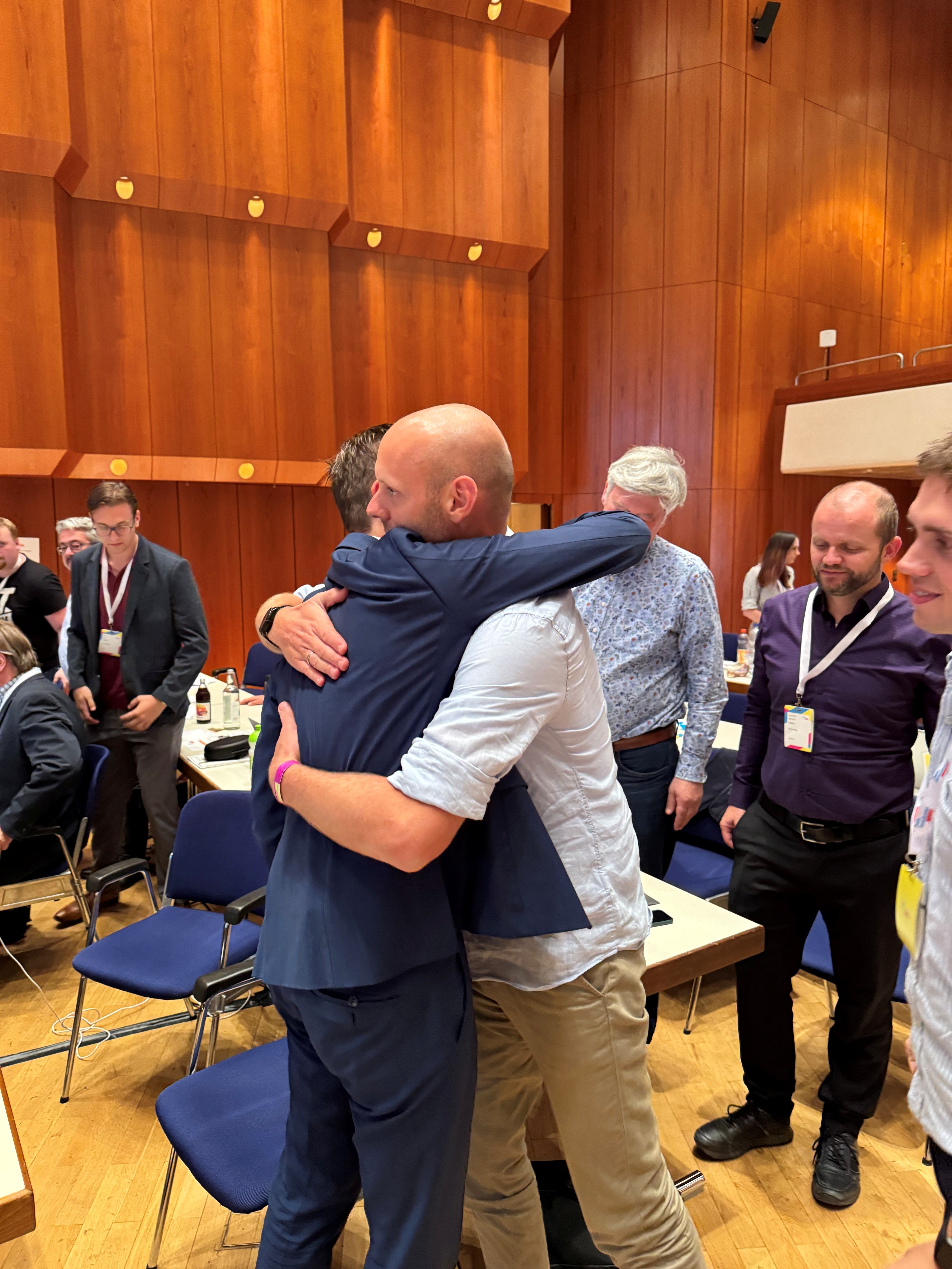 Daniel Derscheid und Benjamin Strasser umarmen sich.