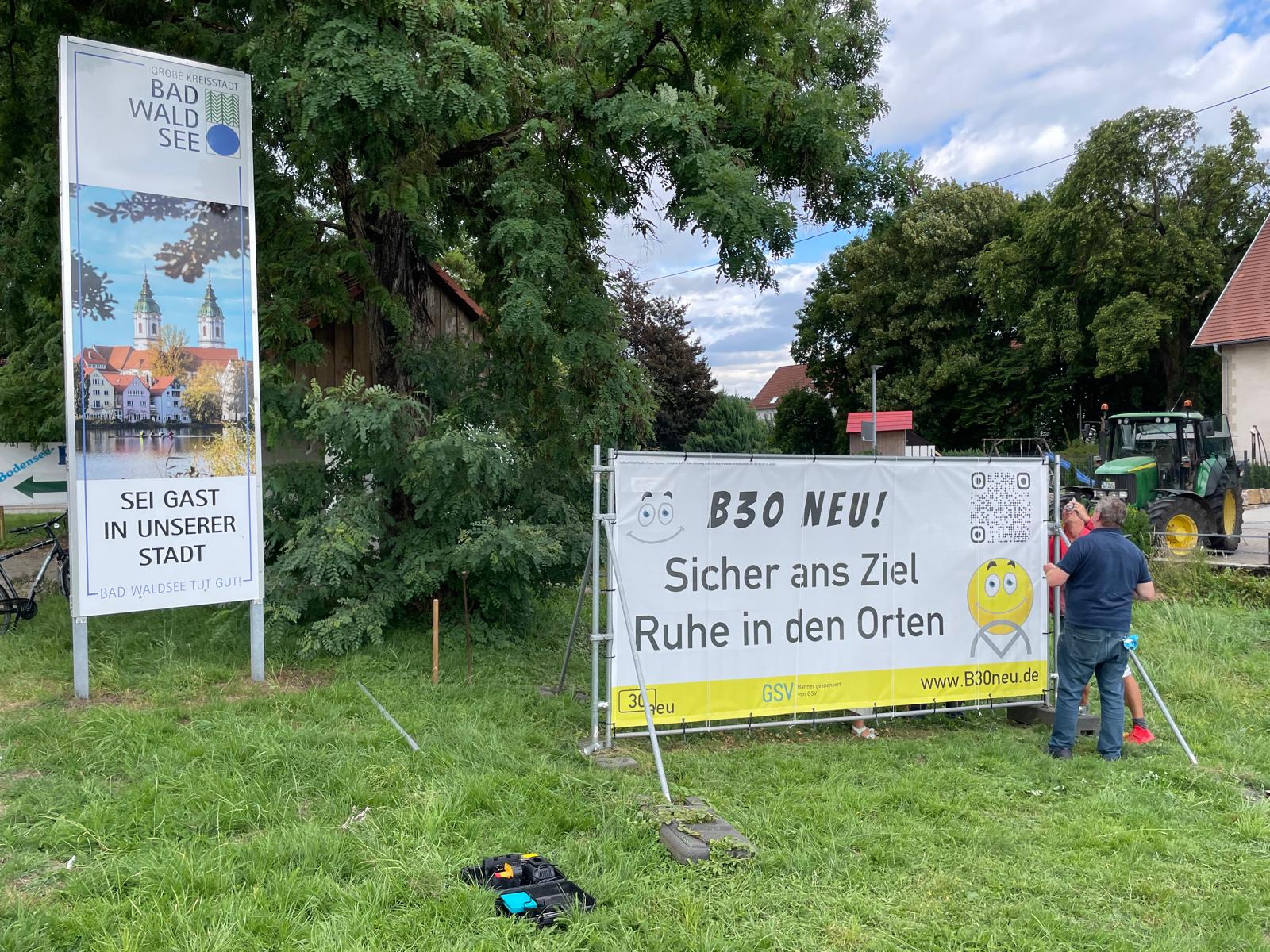 Das neue Banner der Bürgerinitiave B30neu. Dort steht "B30 neu! Sicher ans Ziel, Ruhe in den Orten.