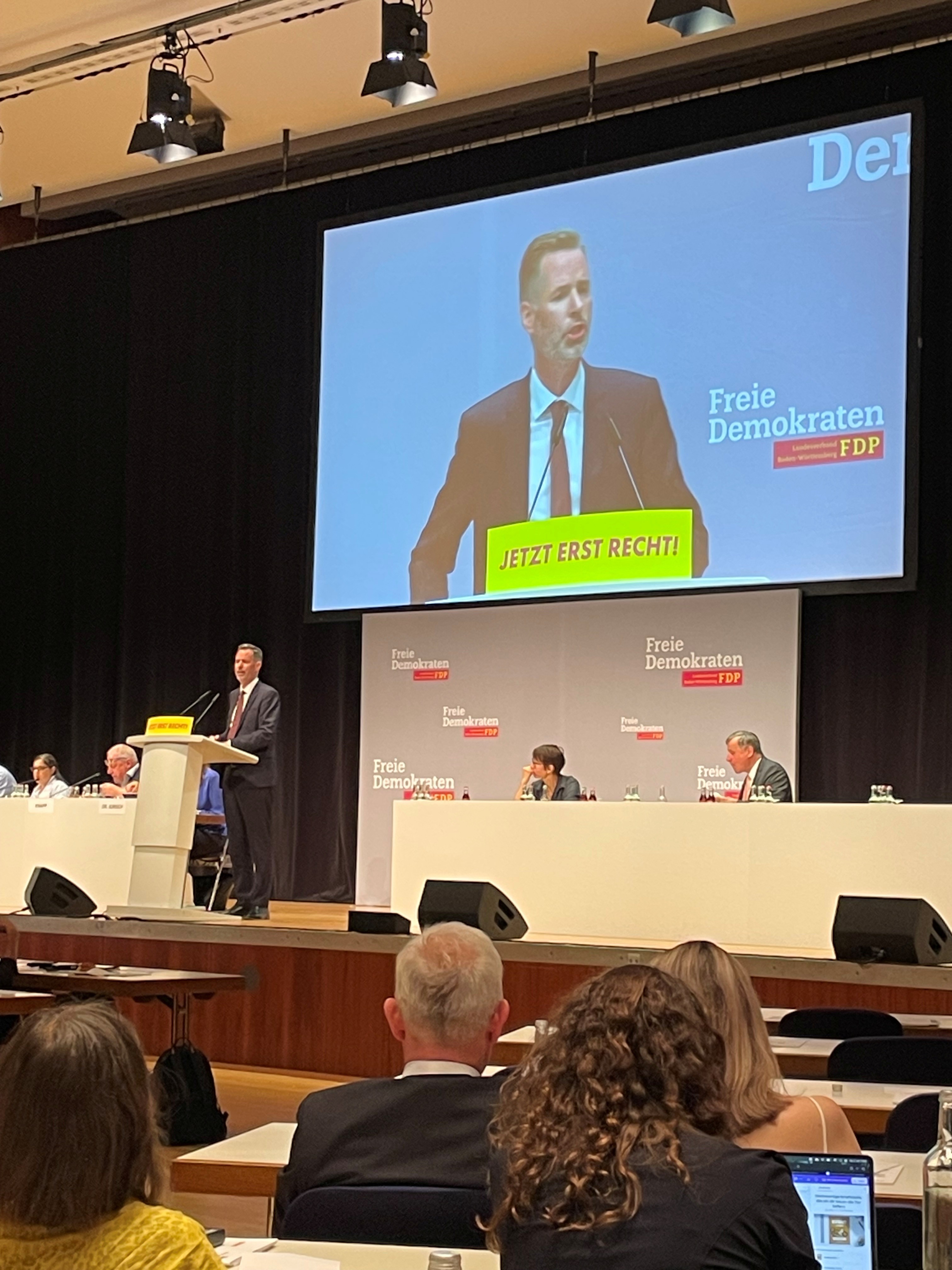 Christian Dürr am Rednerpult während seiner Rede