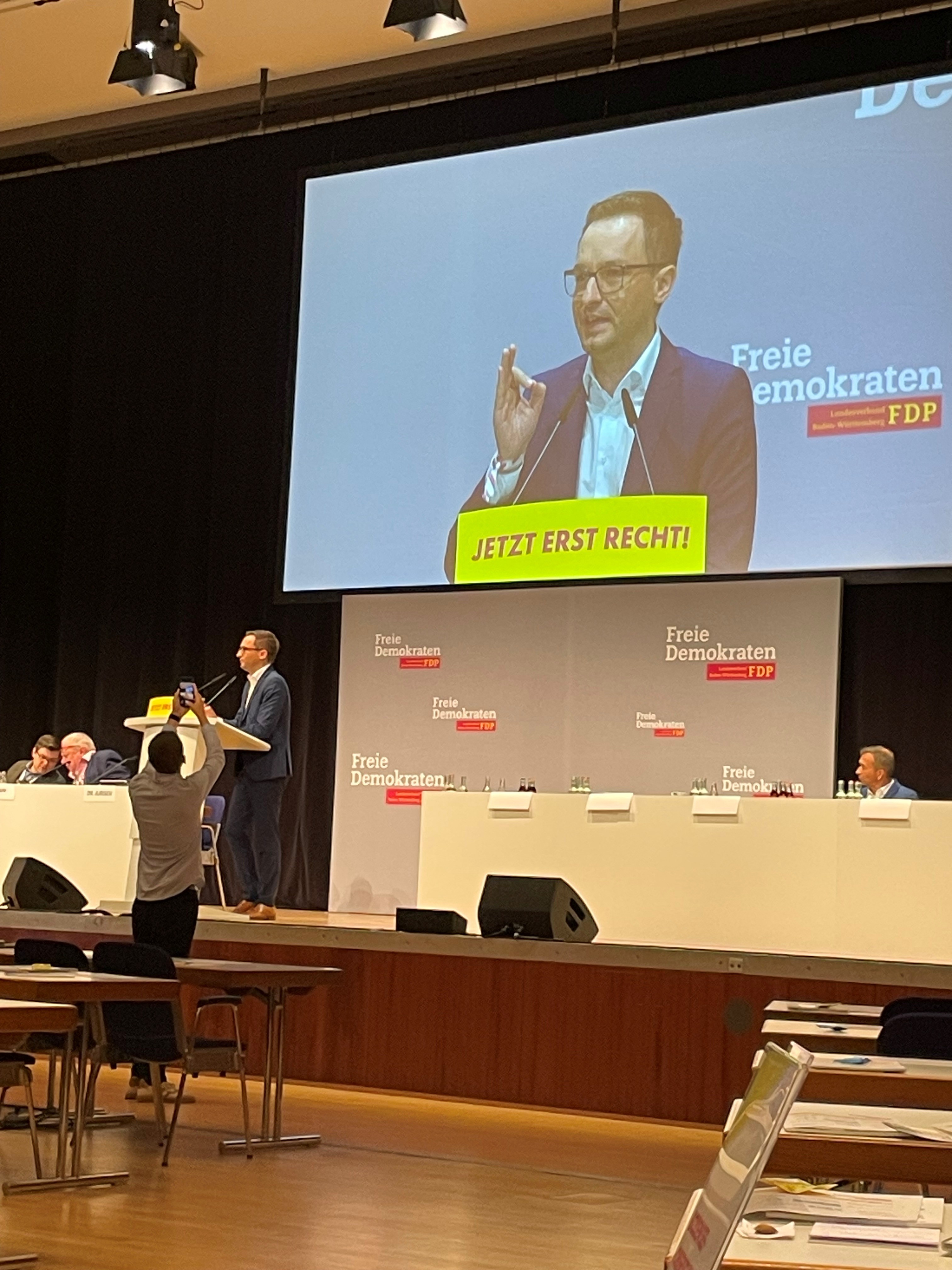 Benjamin Strasser am Rednerpult während seiner Bewerbungsrede zur Wahl des stellvertretenden Landesvorstand