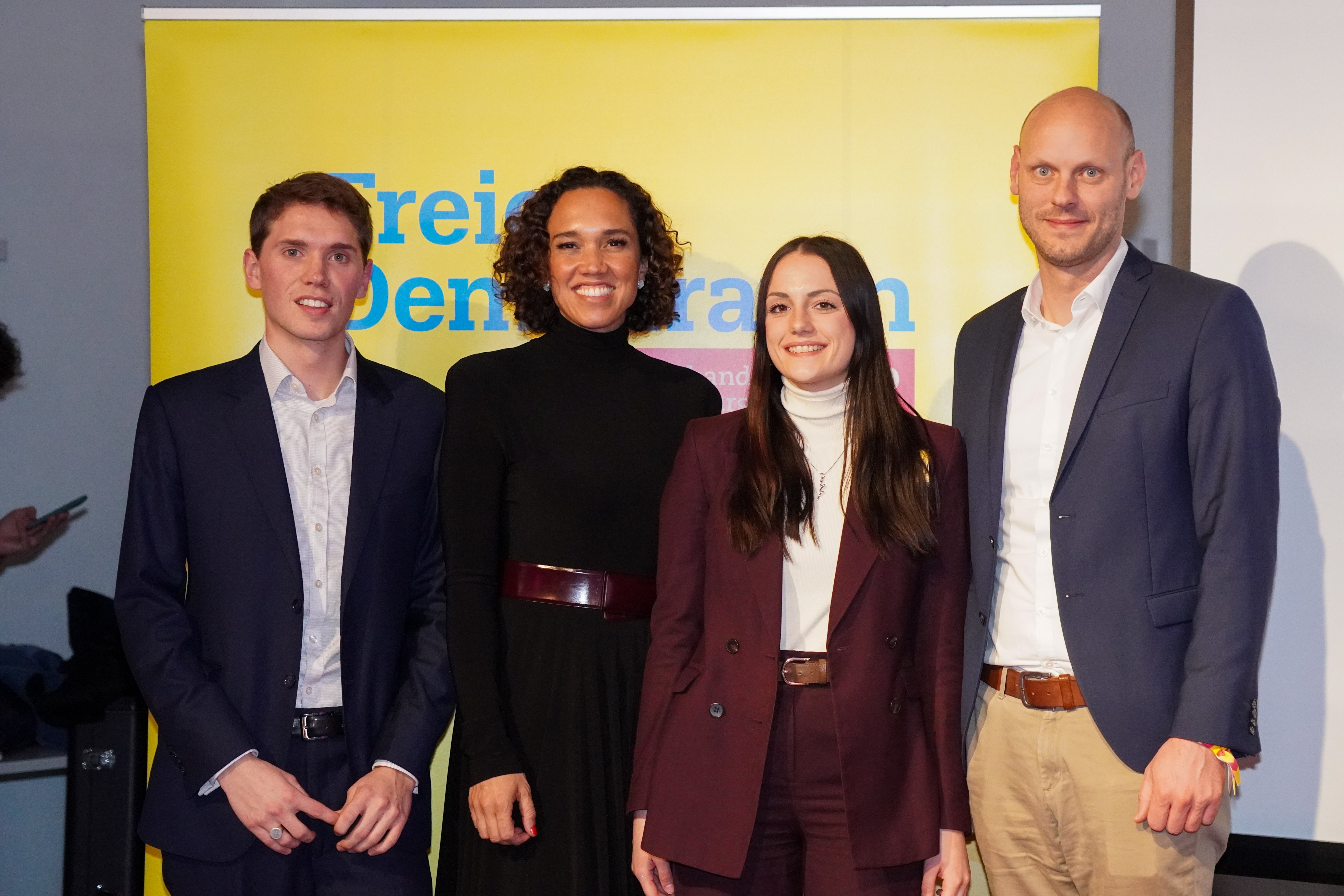 Marlon Knitz, Nicole Büttner, Anja Widenmann und Daniel Derscheid vor eine Banner der FDP Ravensburg