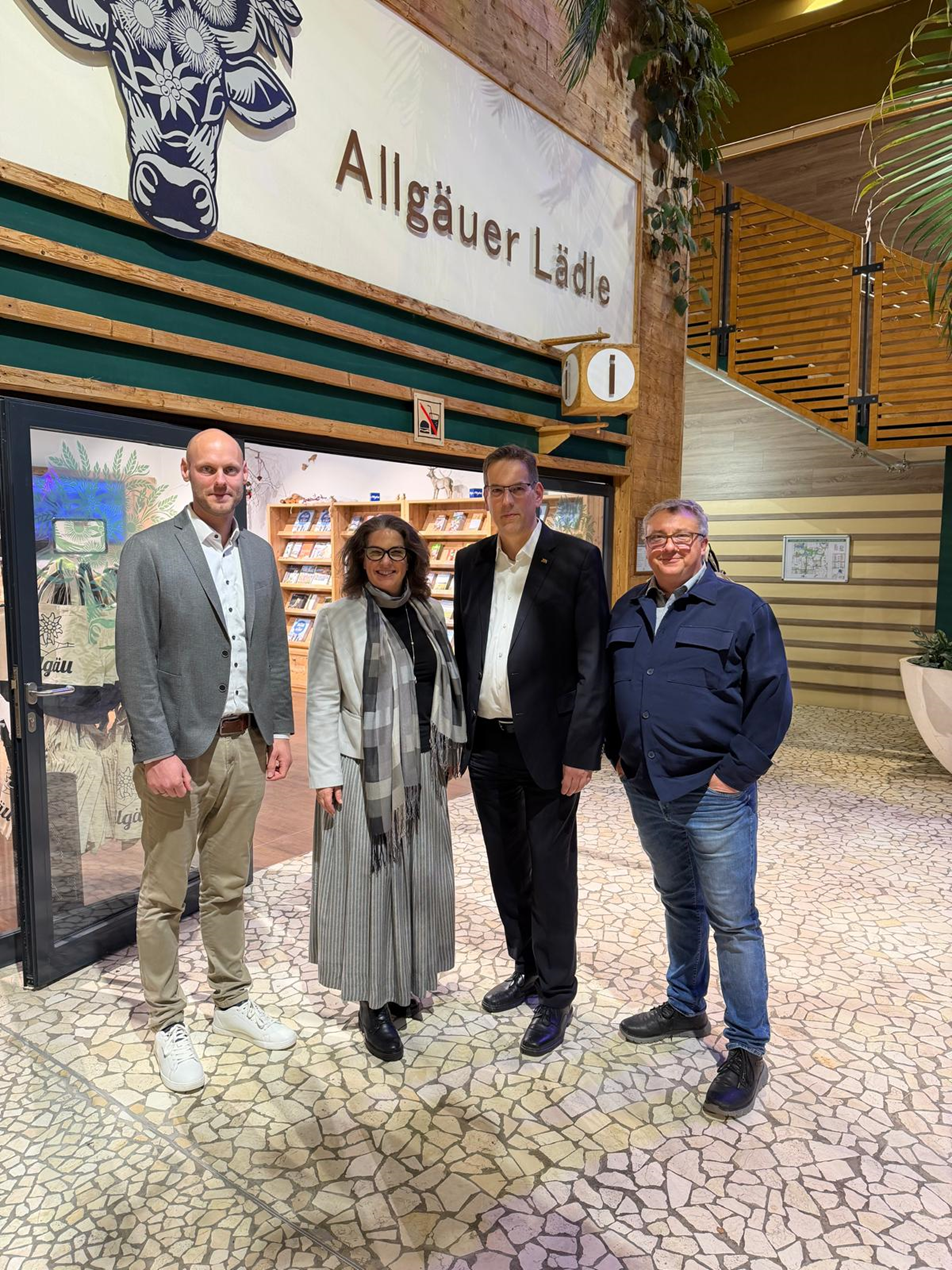Daniel Derscheid, Andrea Nestle, Prof. Erik Schweickert und Alexander Ort (von links nach rechts) stehen vor dem Allgäu Lädle im Center Parcs Park Allgäu