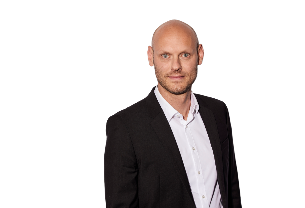 Der Kandidat trägt ein schwarzes Sakko und schaut in die Kamera.