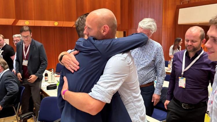 Daniel Derscheid und Benjamin Strasser umarmen sich.
