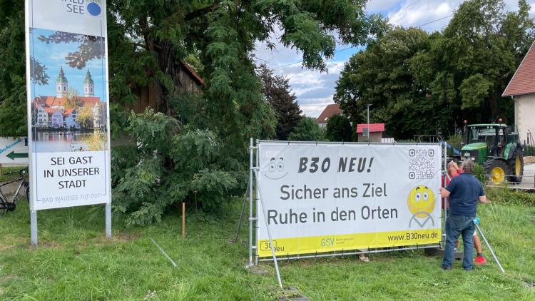 Das neue Banner der Bürgerinitiave B30neu. Dort steht "B30 neu! Sicher ans Ziel, Ruhe in den Orten.