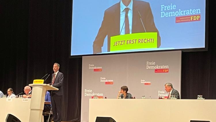 Christian Dürr am Rednerpult während seiner Rede