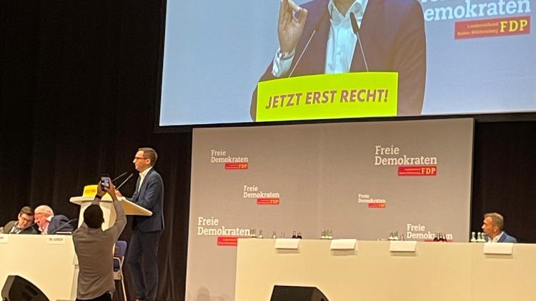 Benjamin Strasser am Rednerpult während seiner Bewerbungsrede zur Wahl des stellvertretenden Landesvorstand
